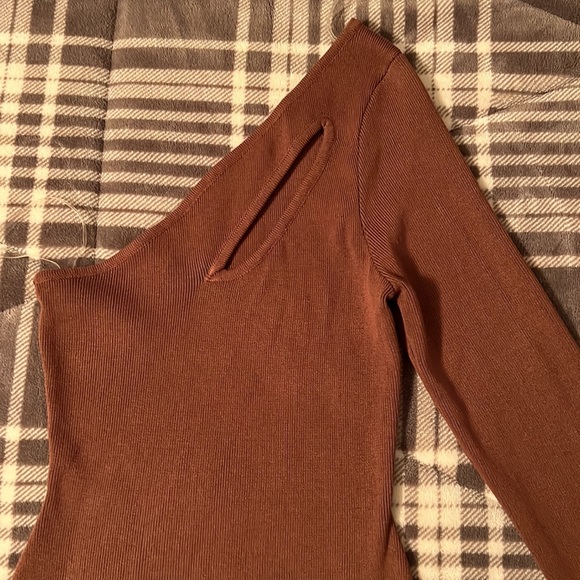HP!! 🥳NWOT Brown one sleeve asymmetrical bodysuit - Picture 2 of 3
